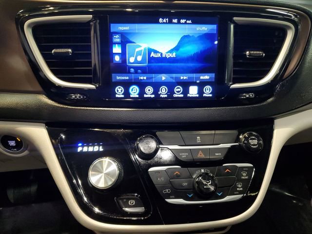 Used 2017 Chrysler Pacifica Touring FWD image 19
