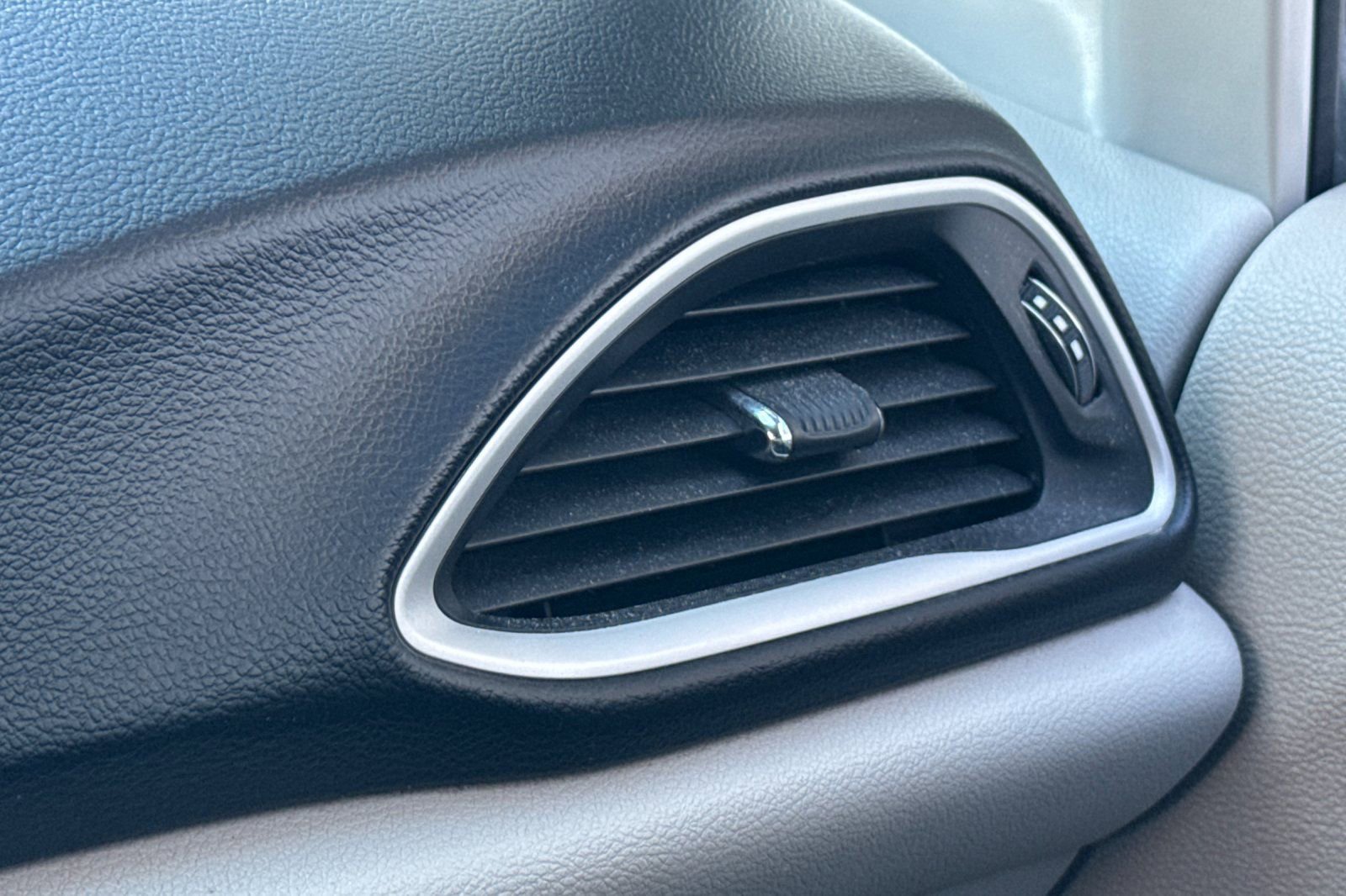 Used 2022 Chrysler Pacifica Touring-L image 29