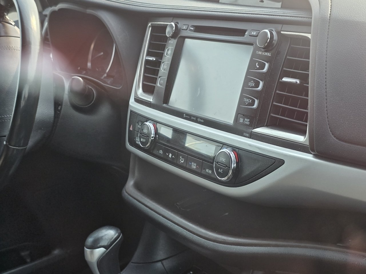 Used 2019 Toyota Highlander XLE FWD image 18