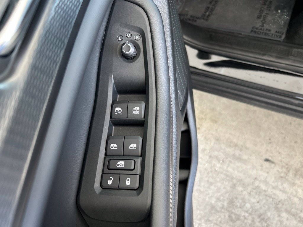 Used 2025 Jeep Grand Cherokee Laredo AWD/4WD image 36