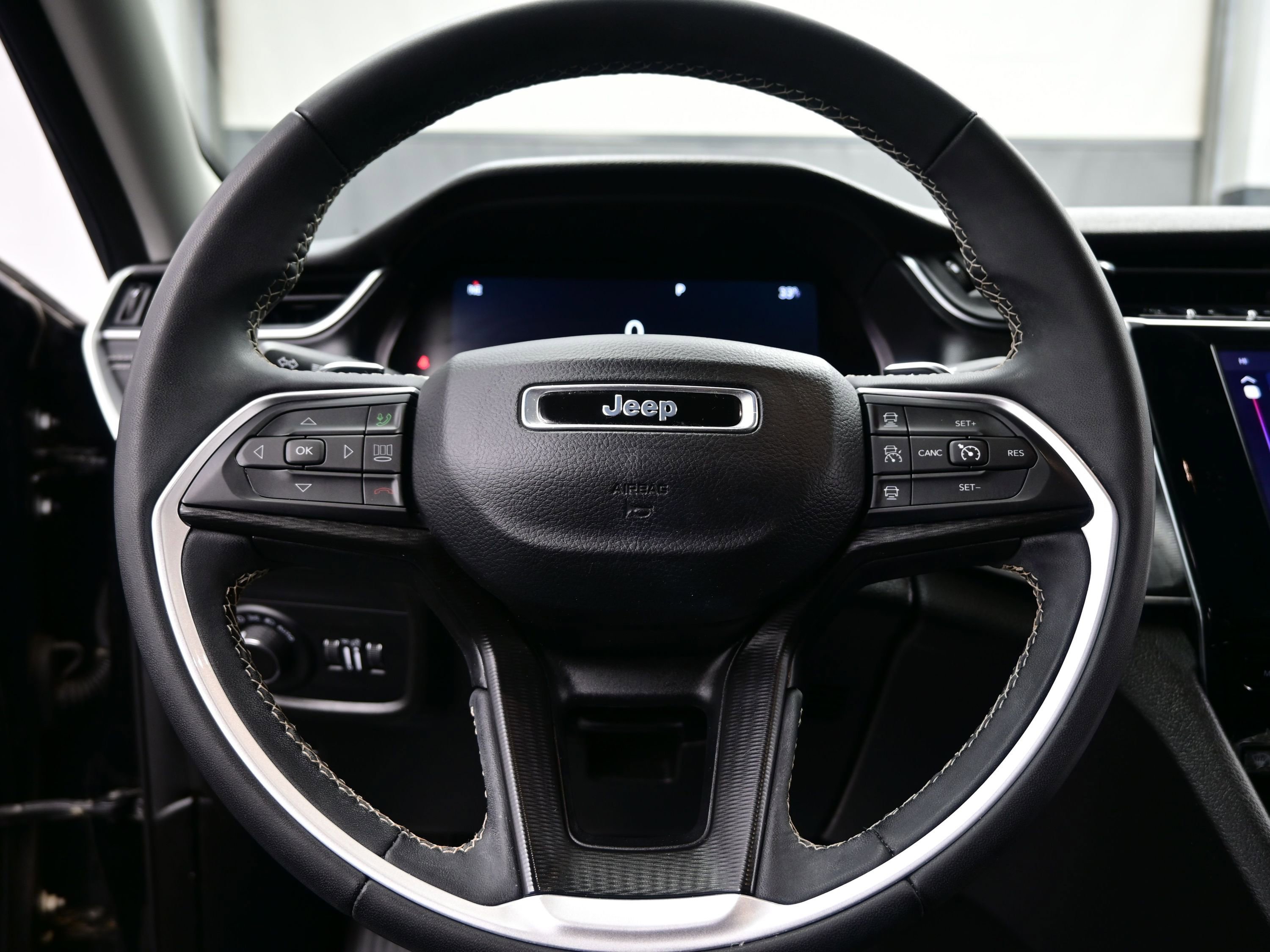 Used 2024 Jeep Grand Cherokee L Laredo image 23