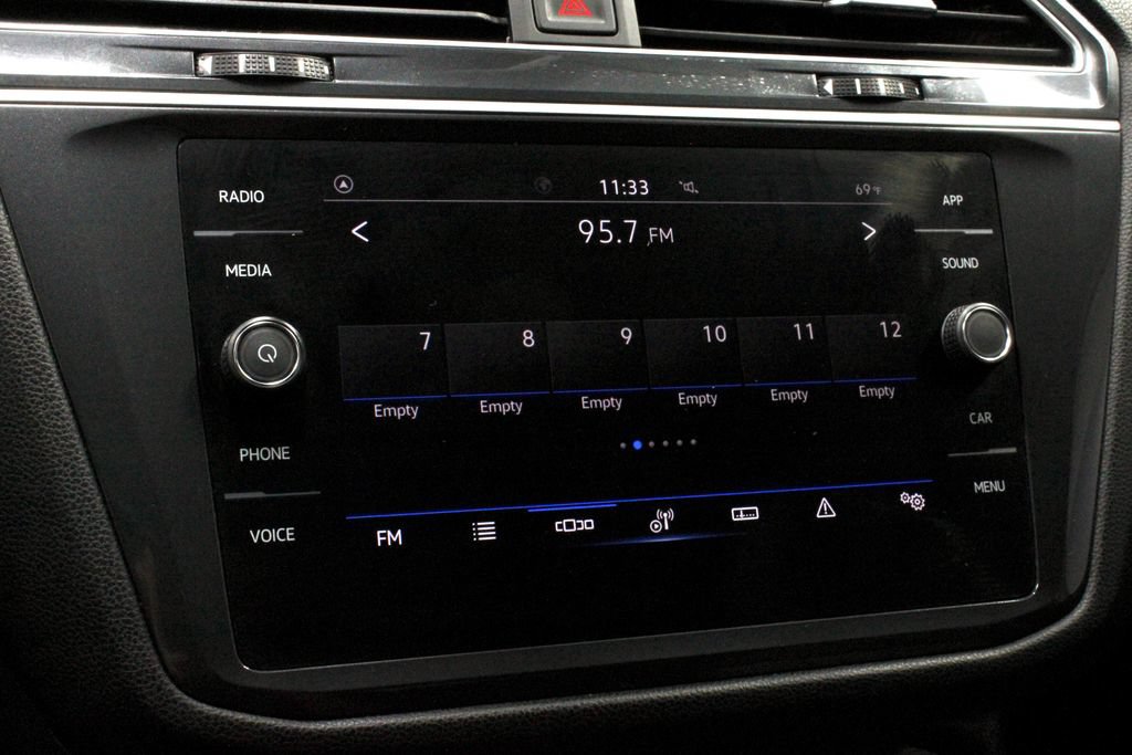 Used 2024 Volkswagen Tiguan SE FWD image 3