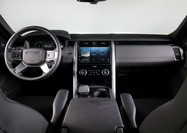 Used 2025 Land Rover Discovery S image 4