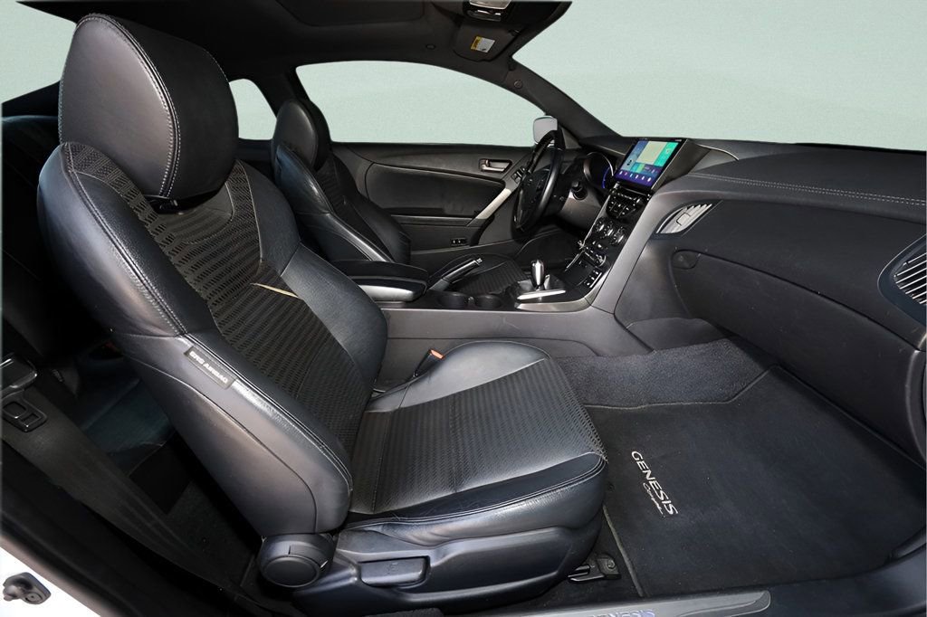 Used 2015 Hyundai Genesis 3.8 RWD image 12