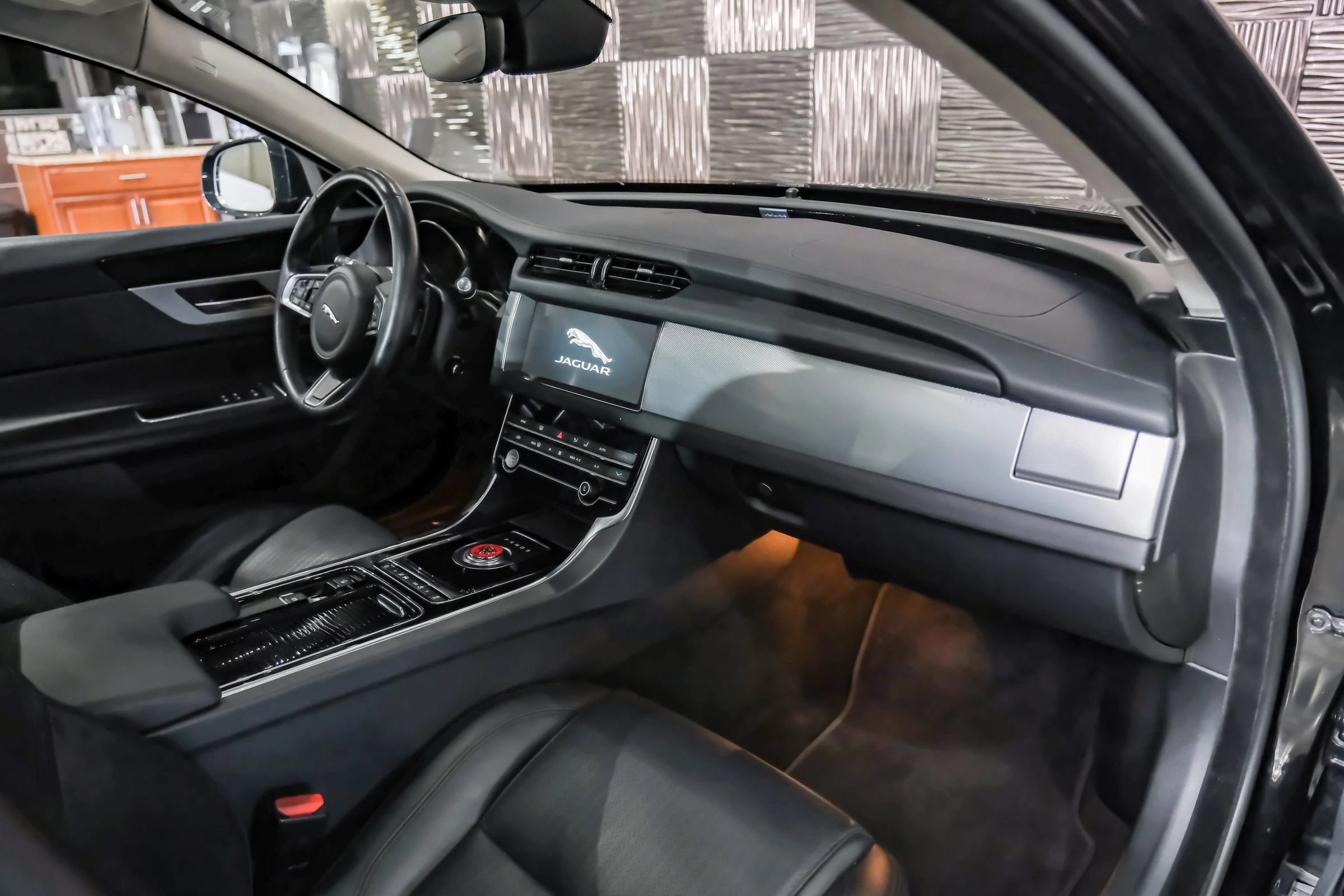 Used 2020 Jaguar XF Prestige RWD image 11