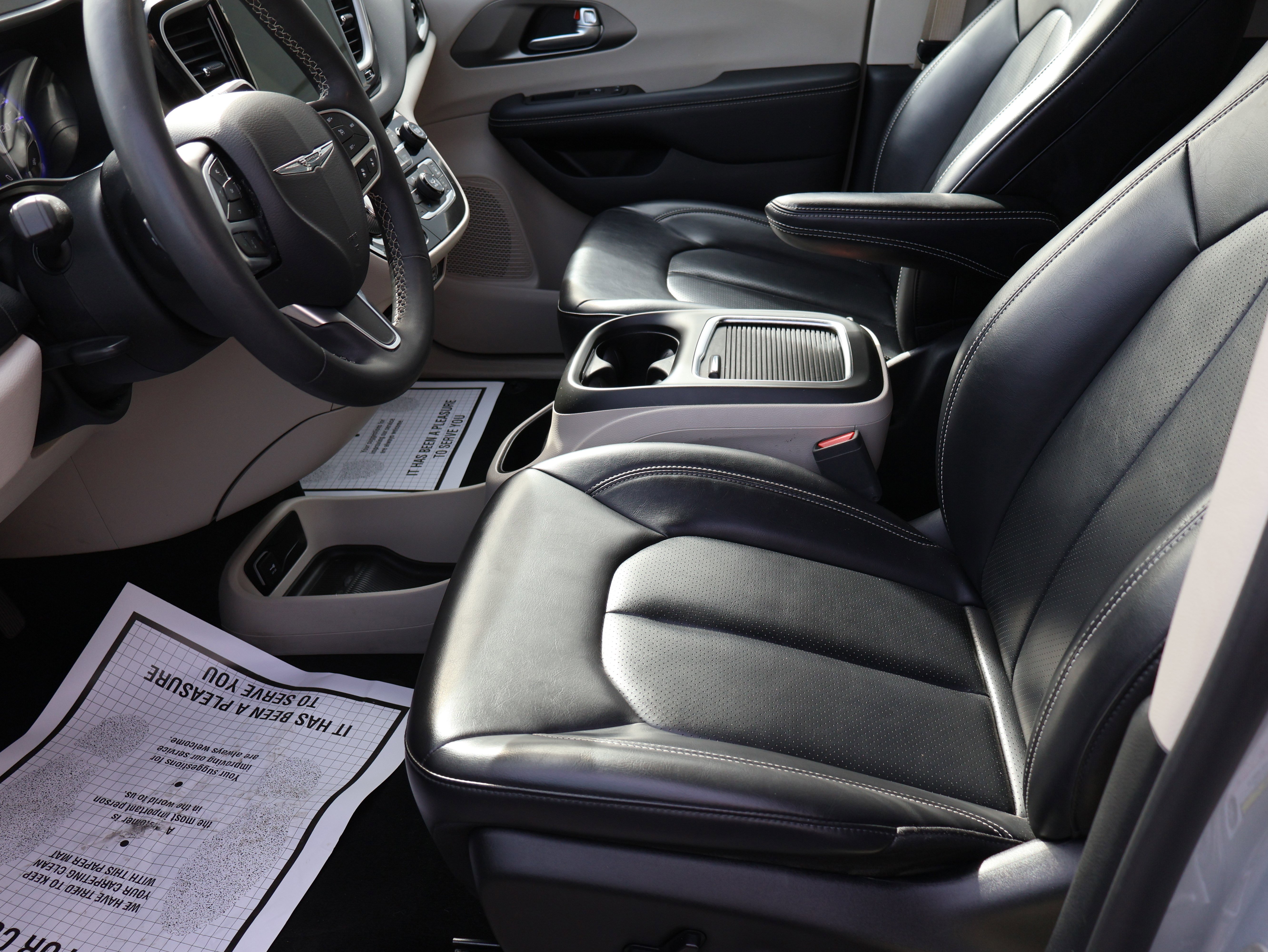 Used 2023 Chrysler Pacifica Touring-L image 35