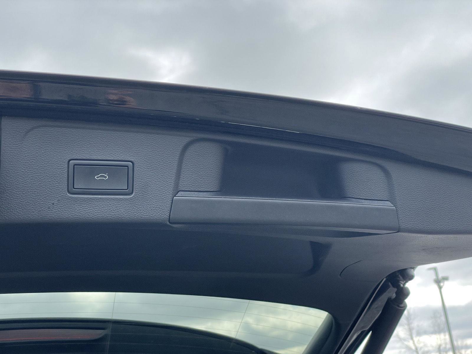 Used 2024 Volkswagen Atlas SE w/ Panoramic Sunroof Package image 11