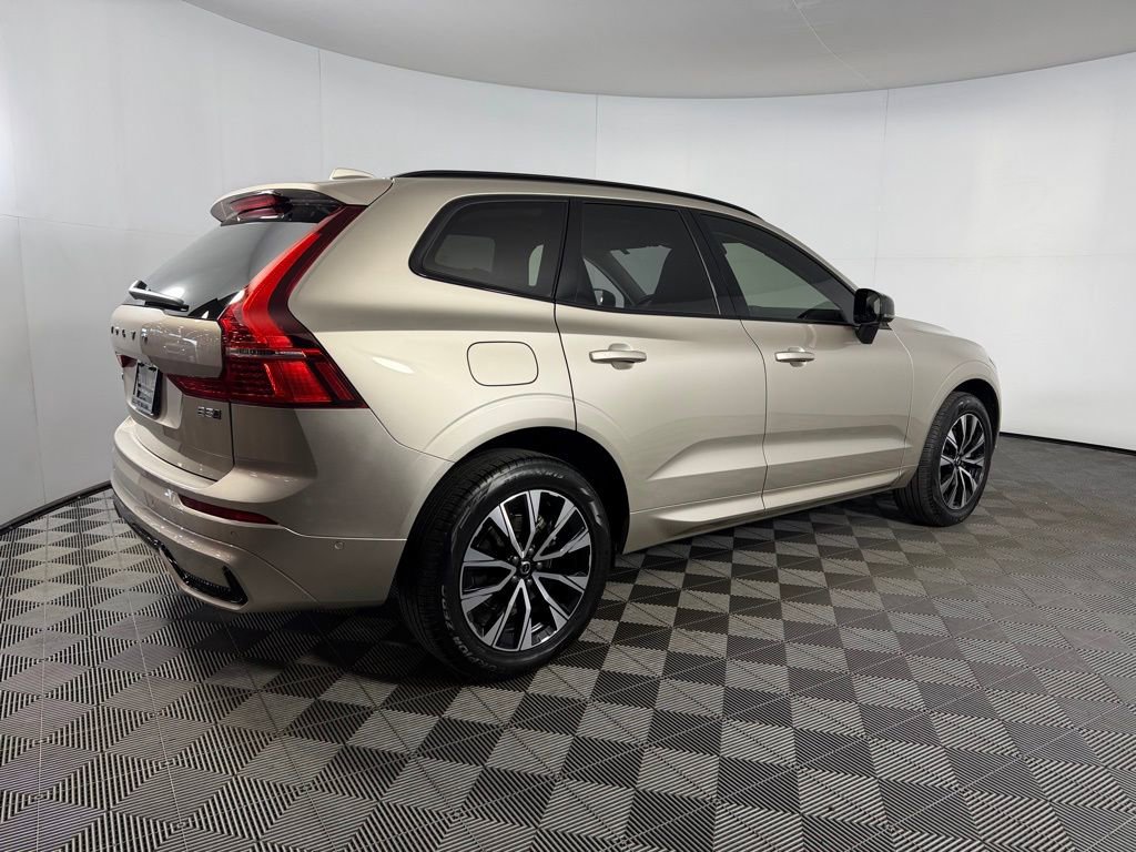 Used 2025 Volvo XC60 B5 Plus image 7