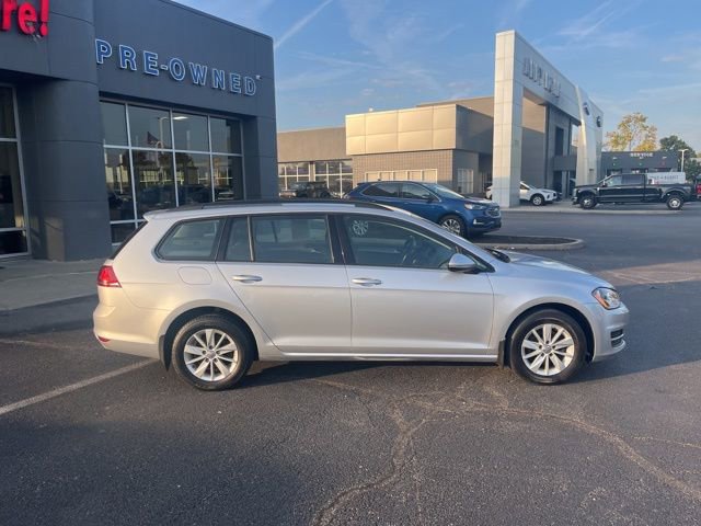 Used 2017 Volkswagen Golf SEL image 3