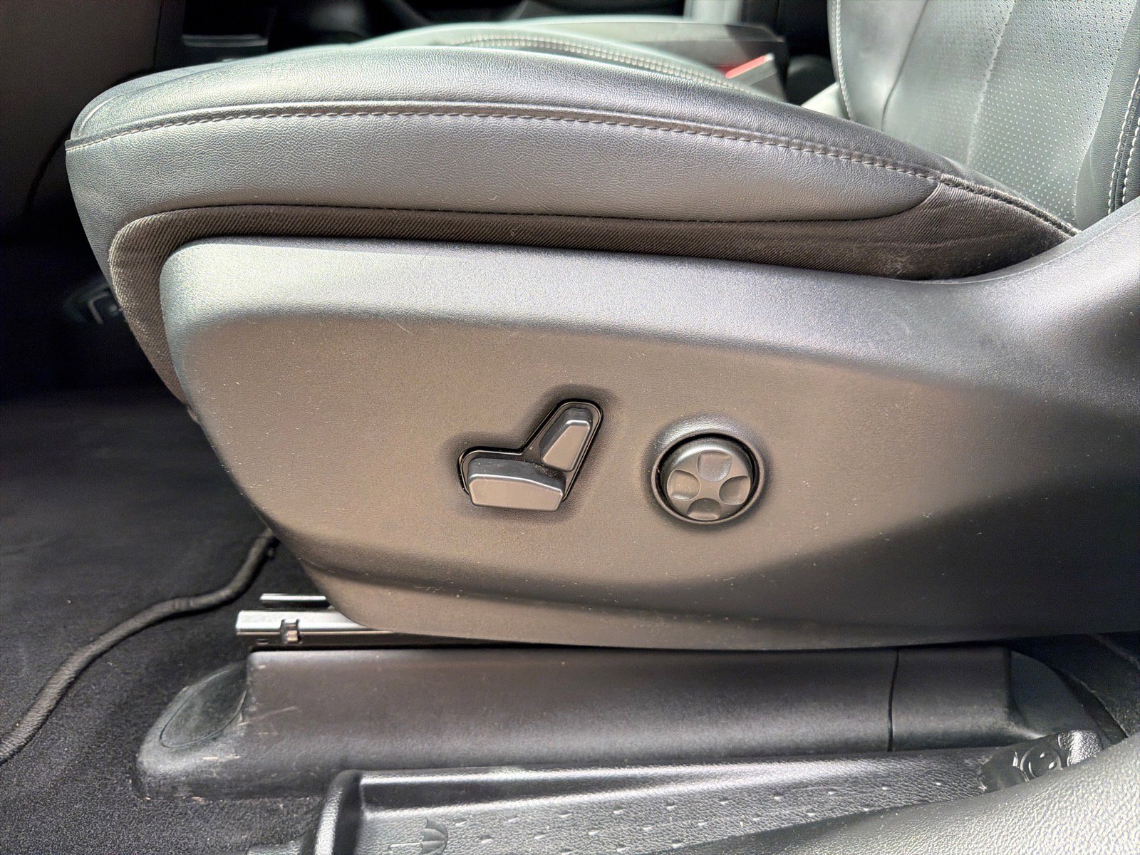 Used 2025 Chrysler Pacifica Select FWD image 11