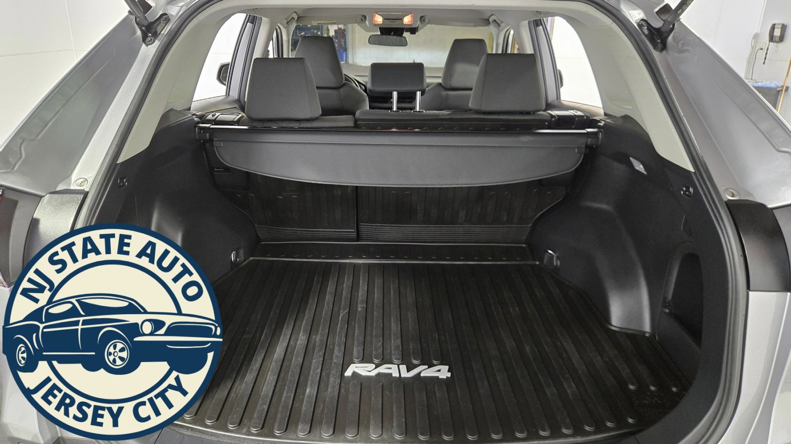 Used 2020 Toyota RAV4 XLE image 32