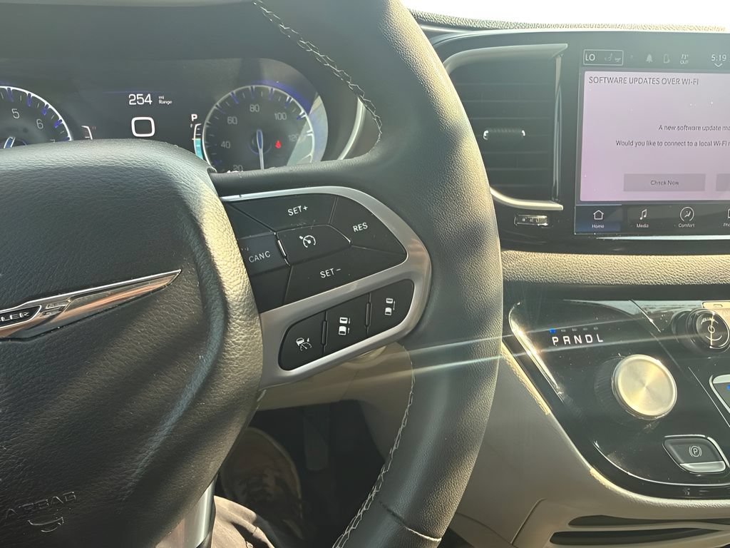 Used 2023 Chrysler Pacifica Touring-L FWD image 13