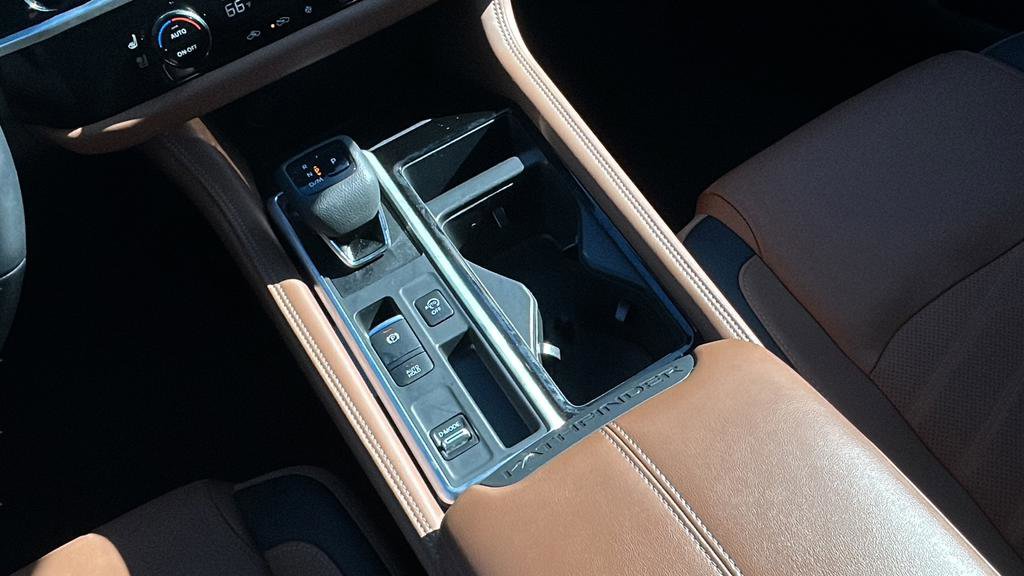 Used 2025 Nissan Pathfinder Platinum image 29