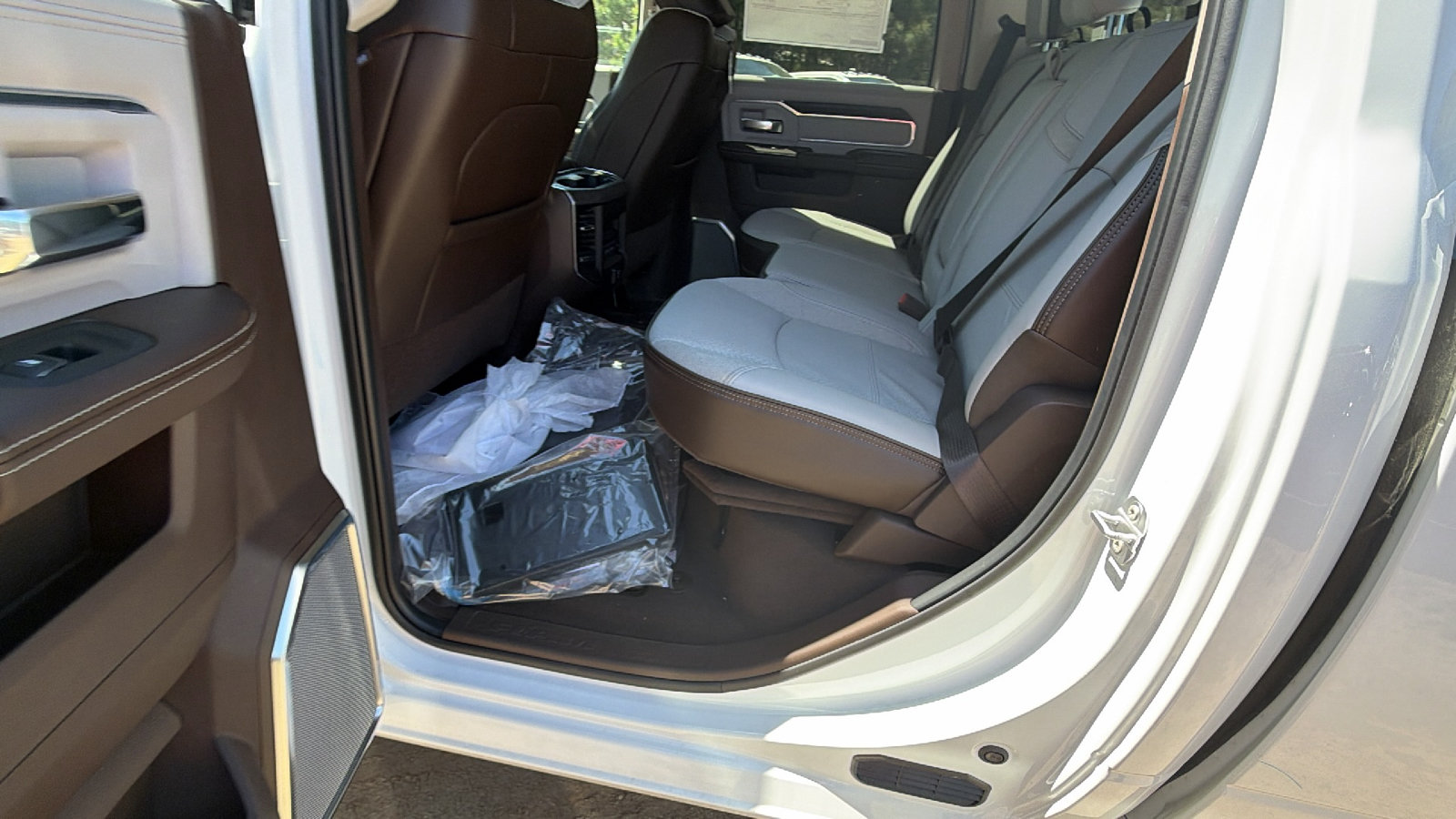 New 2026 RAM 2500 Laramie AWD/4WD image 19