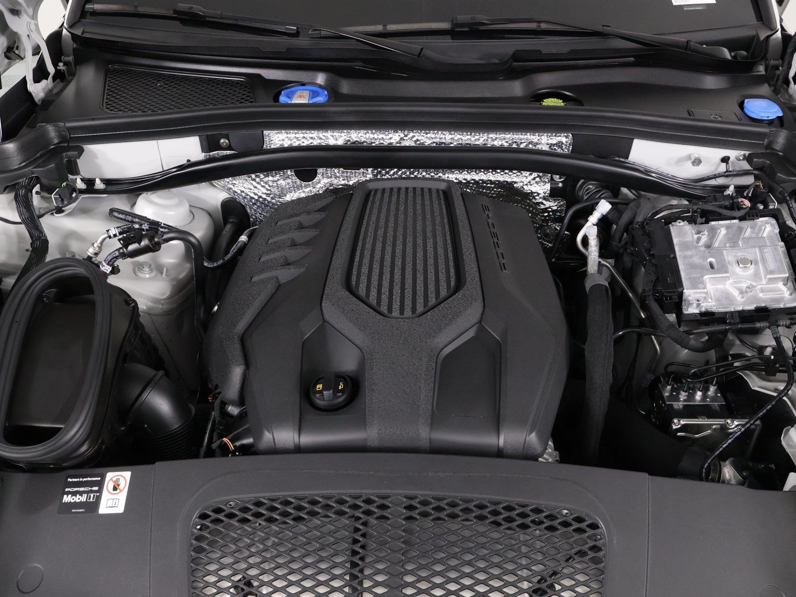 Certified 2026 Porsche Macan Turbo AWD/4WD image 26