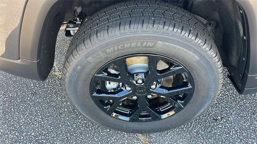 New 2025 Jeep Grand Cherokee Altitude image 10