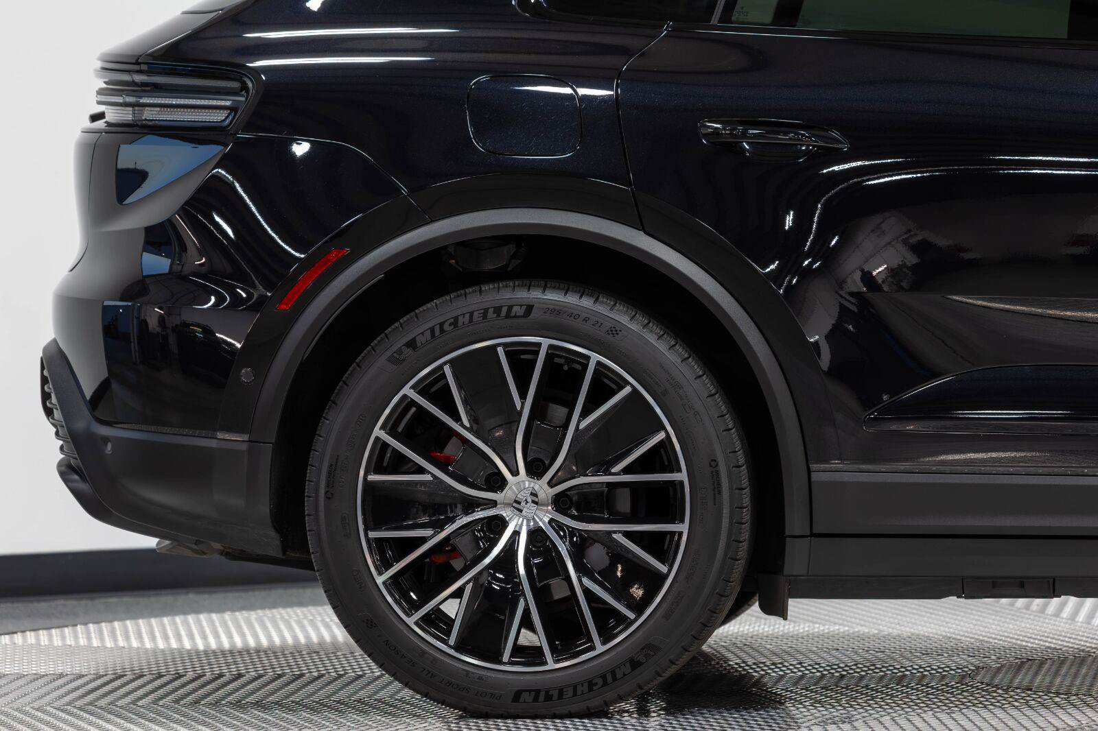Used 2025 Porsche Macan 4S Electric AWD/4WD image 20
