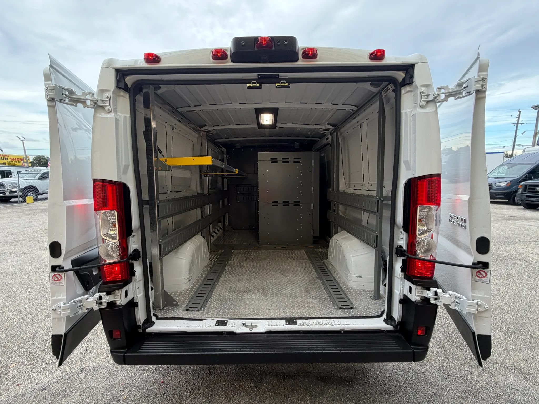 Used 2024 RAM ProMaster 2500 136 w/ Safety Group FWD image 5