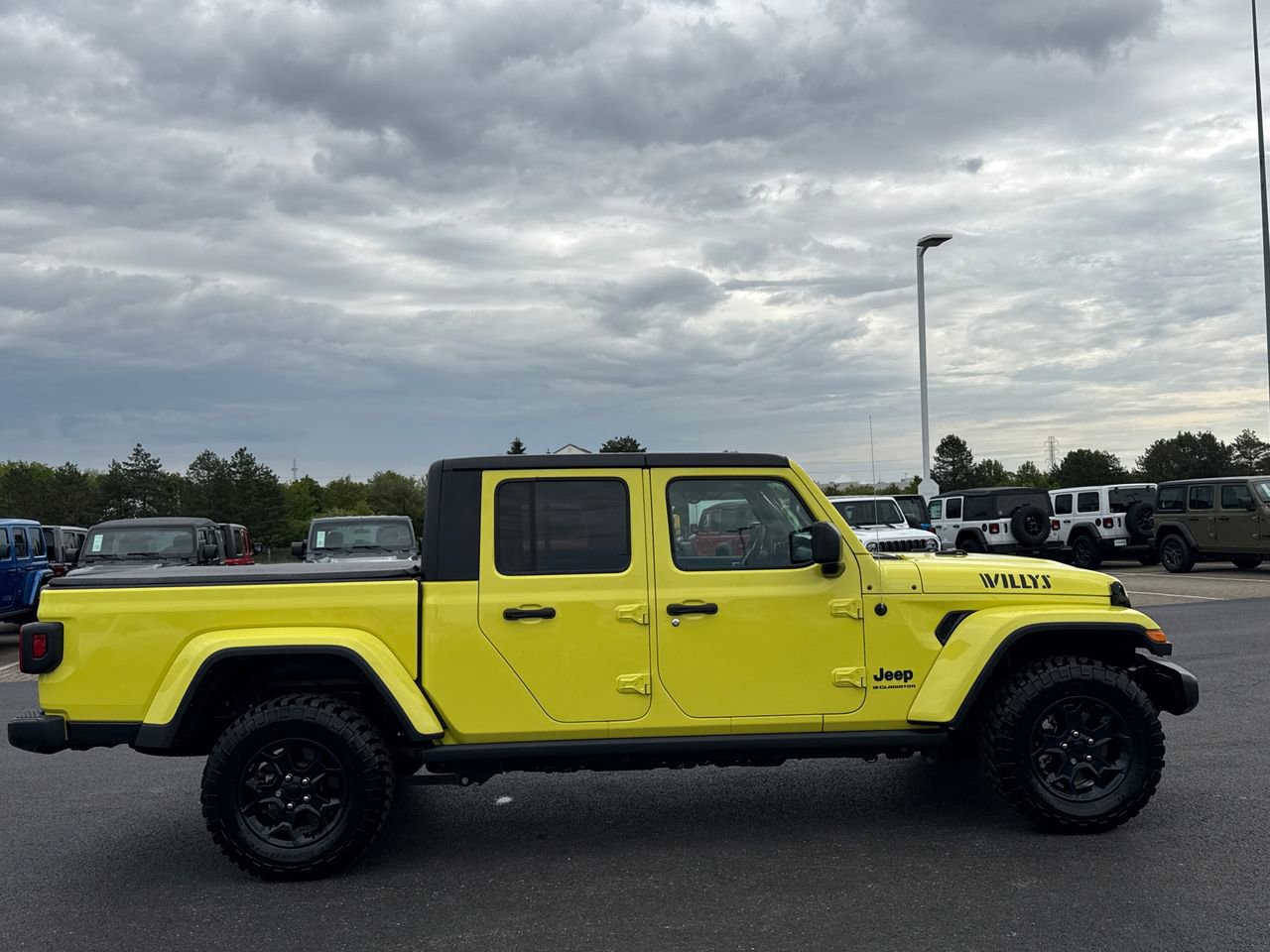 Used 2023 Jeep Gladiator Sport AWD/4WD image 2