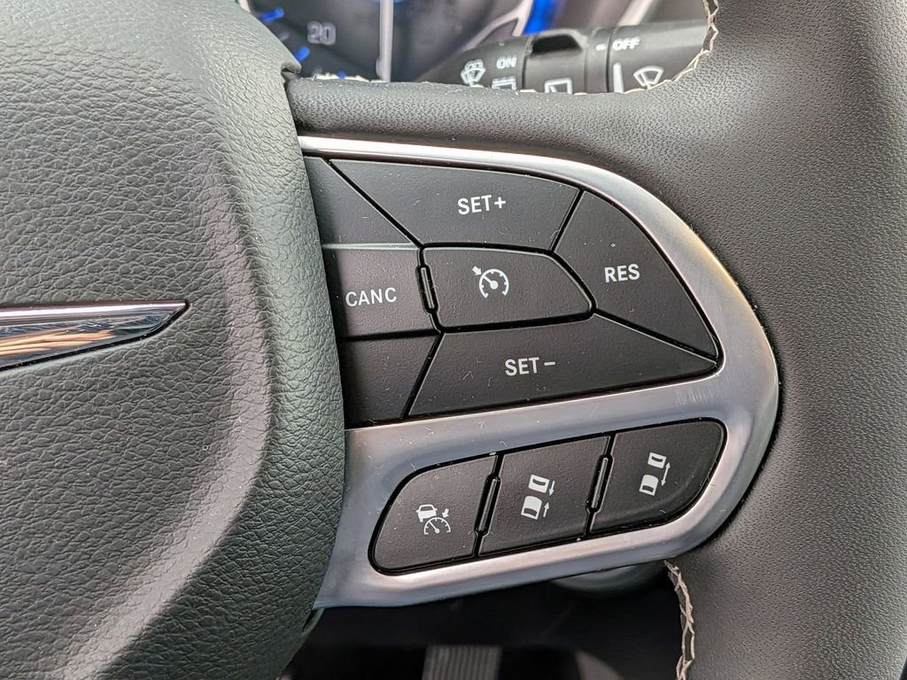 Used 2025 Chrysler Pacifica Select image 21