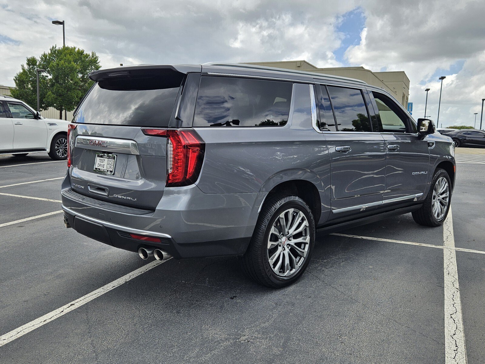 Used 2022 GMC Yukon XL Denali AWD/4WD image 6
