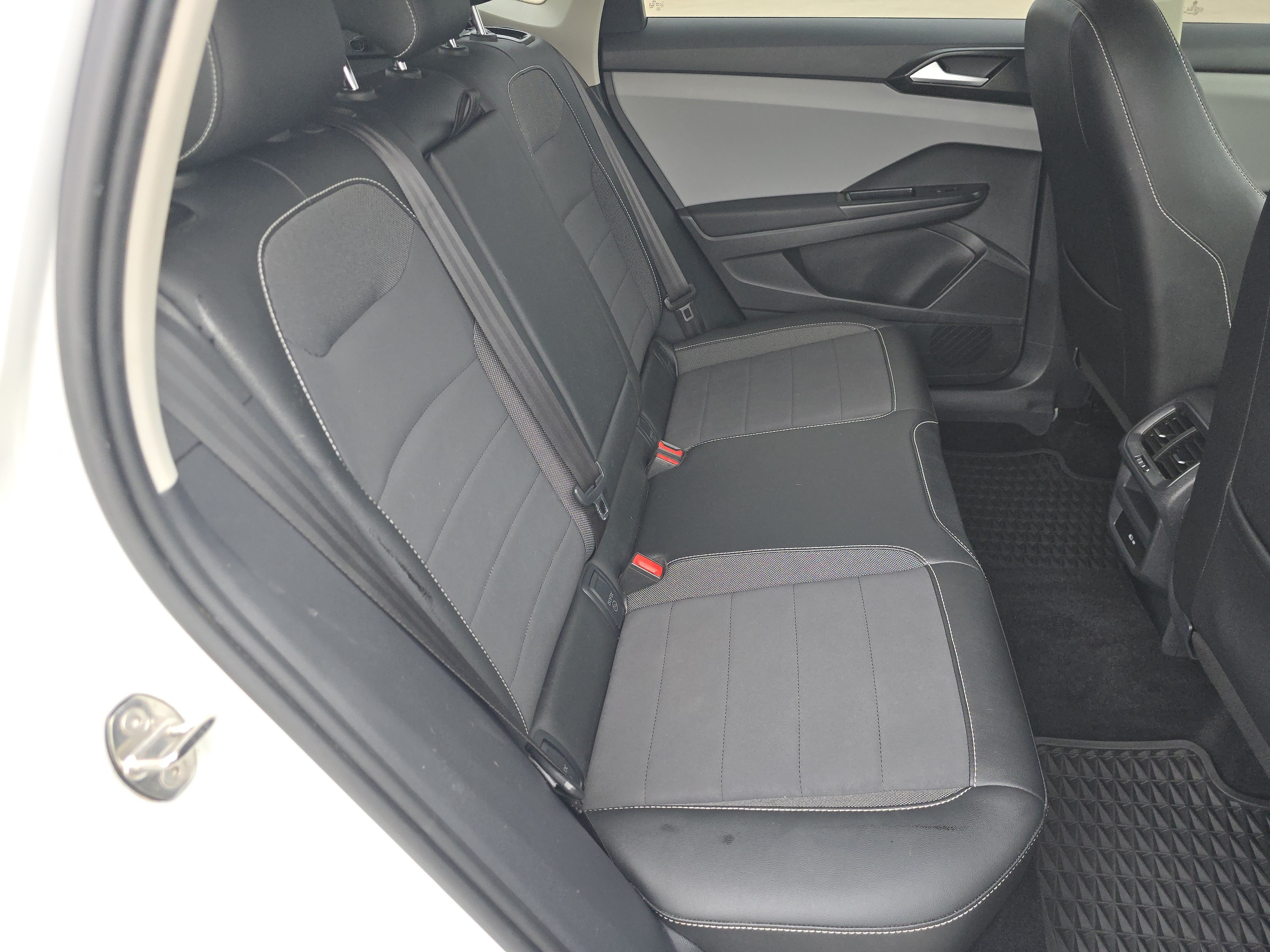 Used 2022 Volkswagen Taos SE FWD image 16