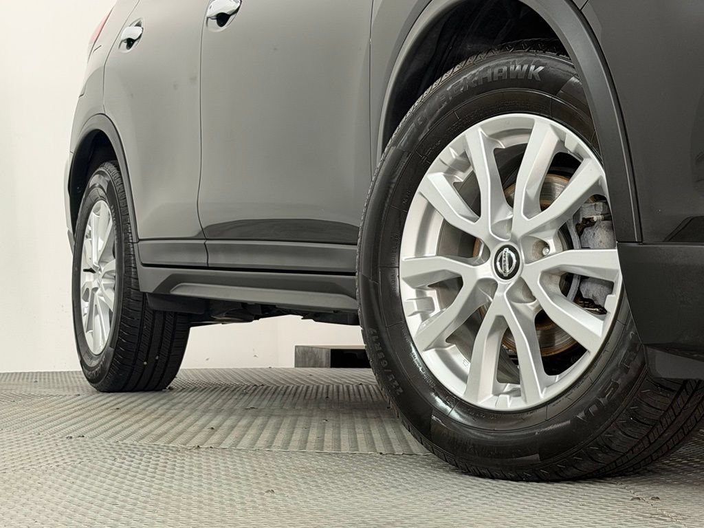 Used 2020 Nissan Rogue SV FWD image 16