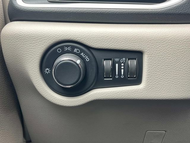 Used 2023 Chrysler Voyager LX FWD image 38