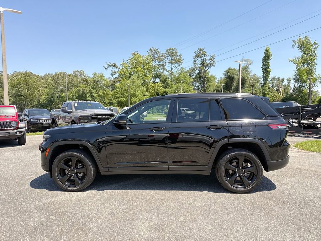 Used 2023 Jeep Grand Cherokee Altitude AWD/4WD image 7
