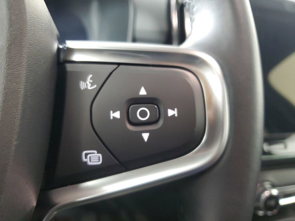 Certified 2025 Volvo XC40 B5 Core image 27