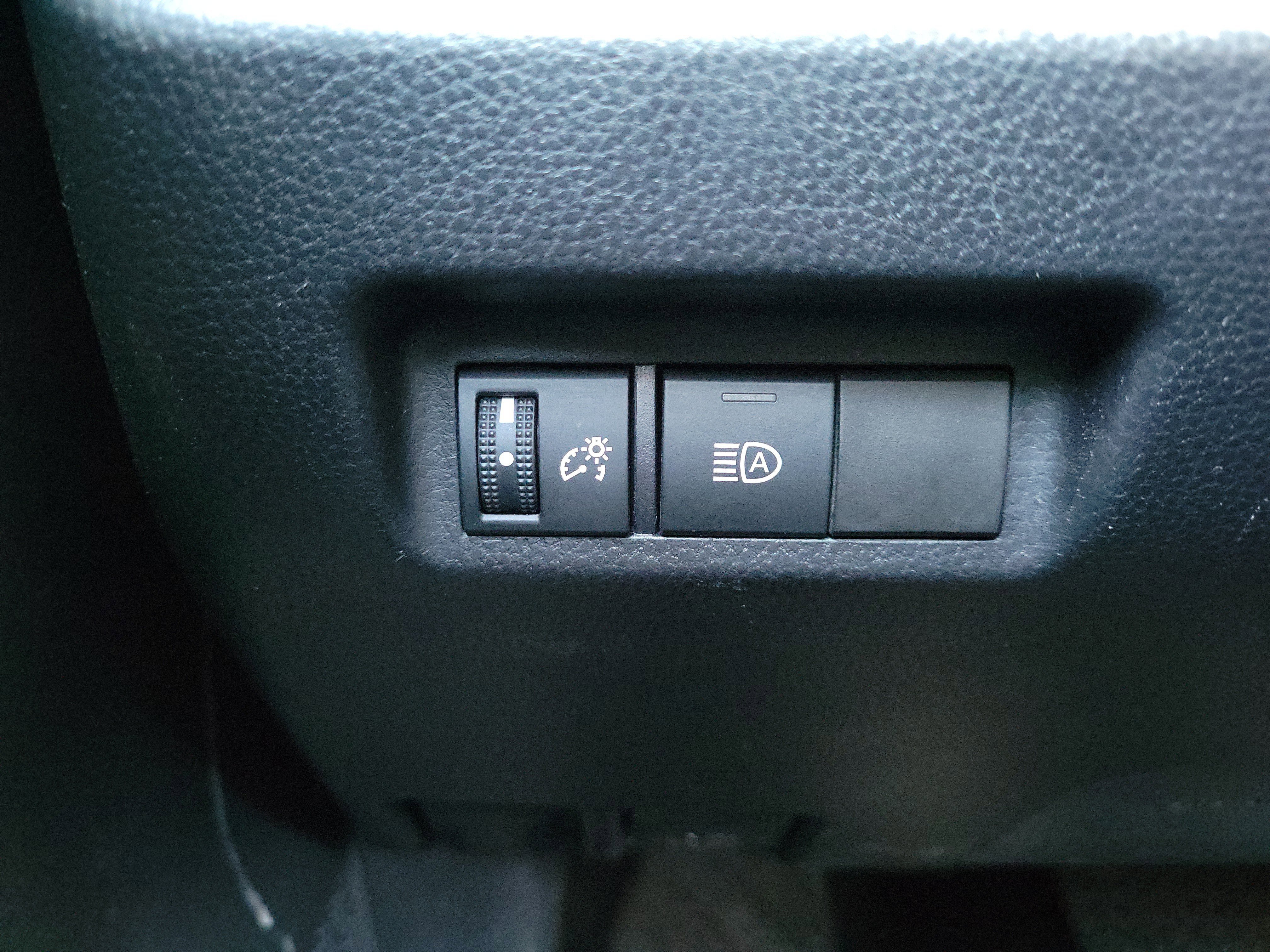 Used 2020 Toyota RAV4 LE image 18