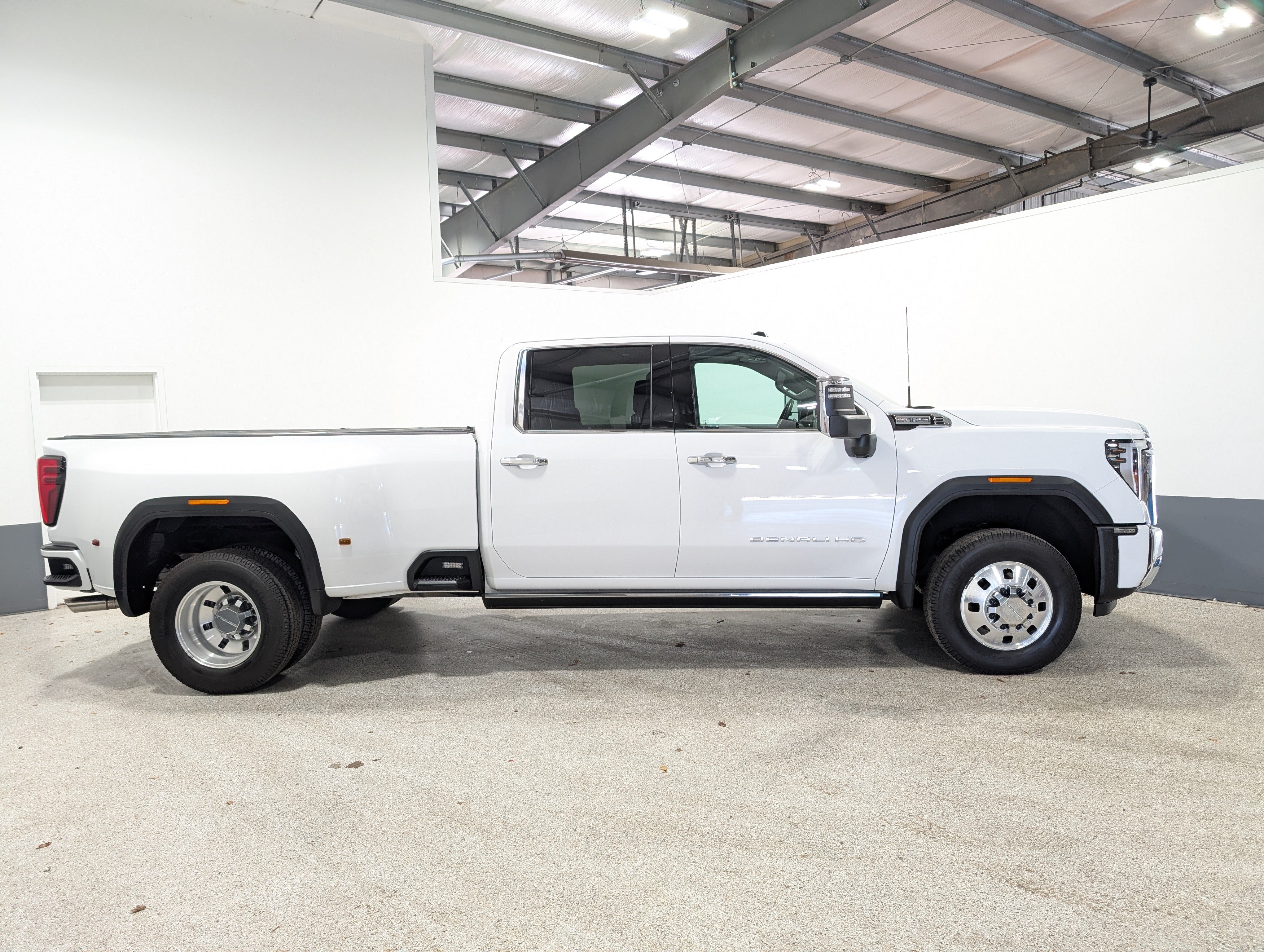 Used 2024 GMC Sierra 3500 Denali w/ Denali Reserve Package AWD/4WD image 2