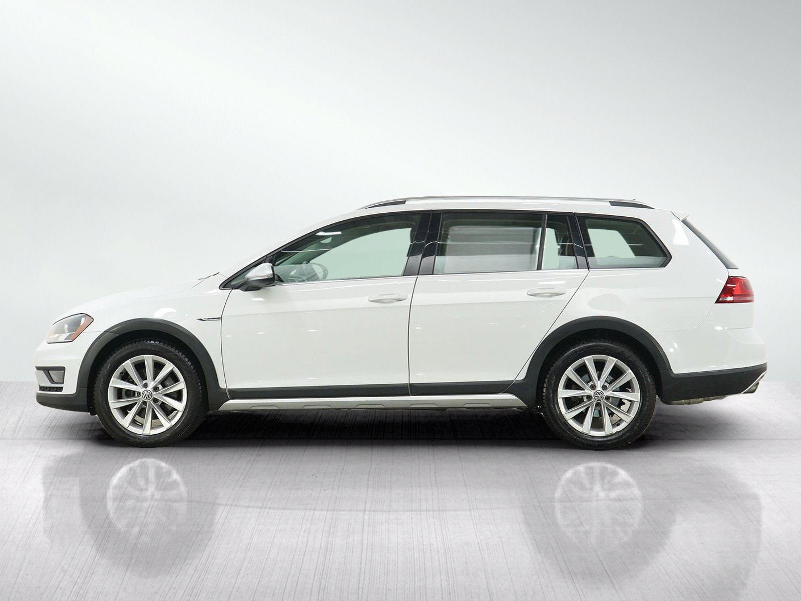 Used 2017 Volkswagen Golf Alltrack SE AWD/4WD image 2