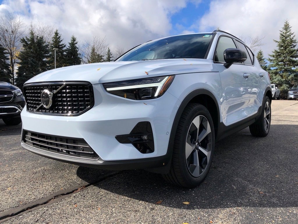 New 2026 Volvo XC40 B5 Plus w/ Protection Package Premier AWD/4WD image 3