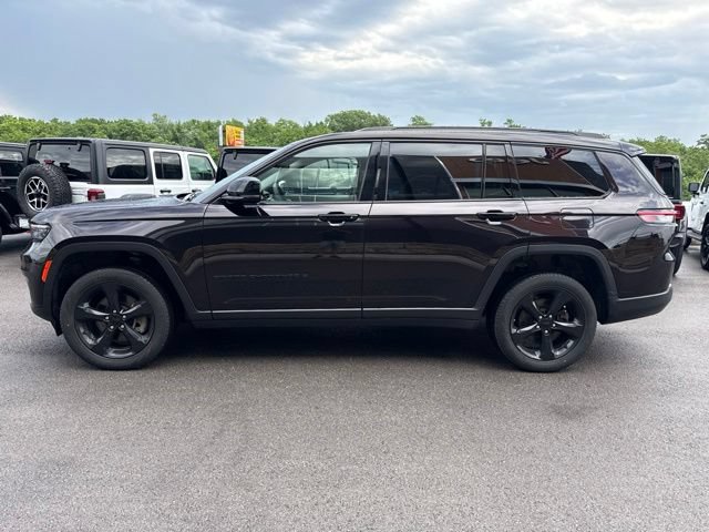 Used 2023 Jeep Grand Cherokee L Limited w/ Black Appearance Package AWD/4WD image 6