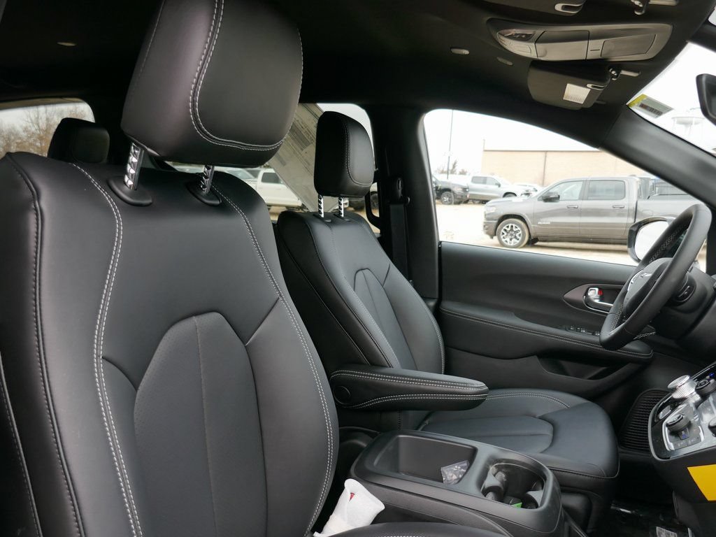 New 2026 Chrysler Voyager LX FWD image 9