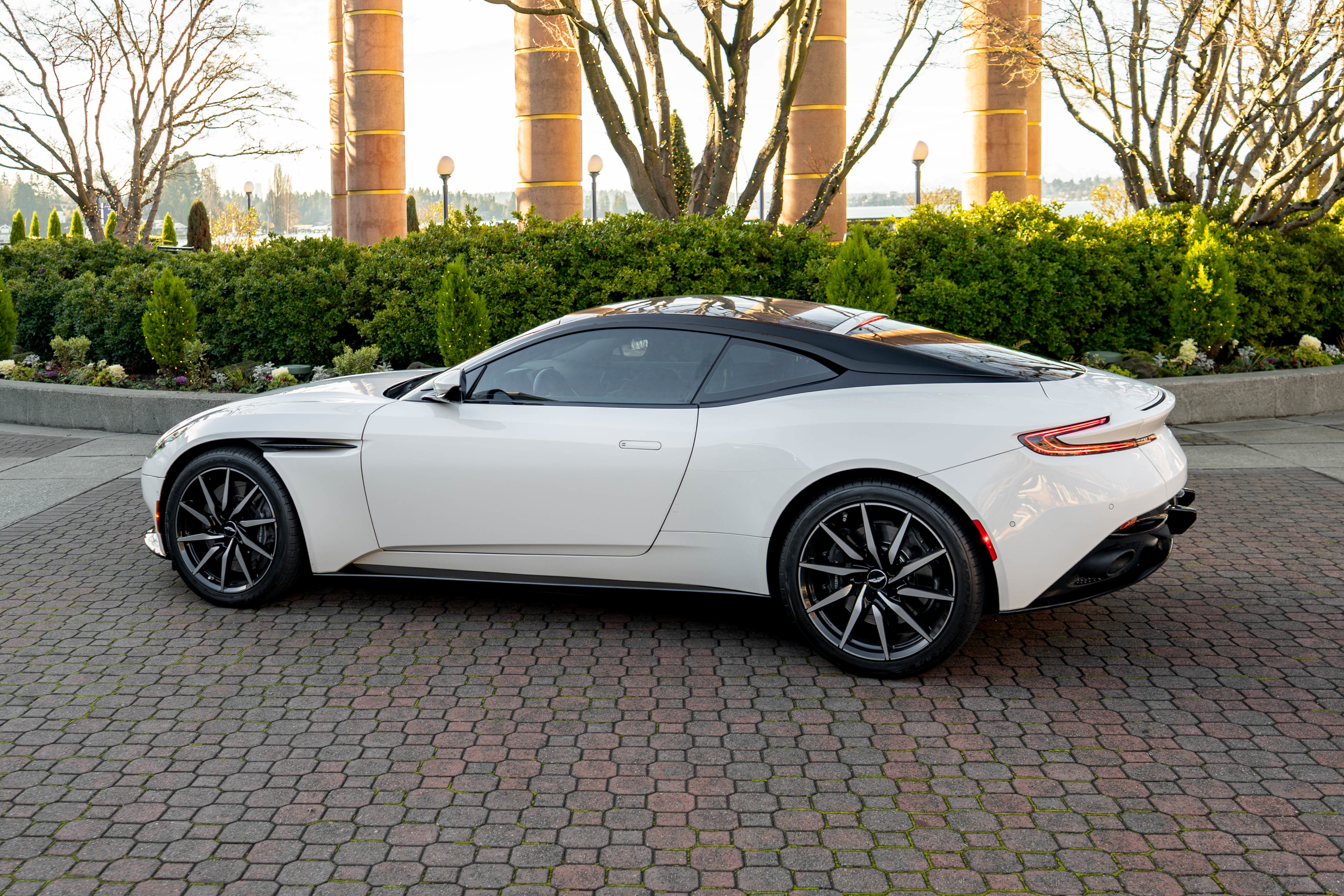 Used 2019 Aston Martin DB11 Coupe image 2