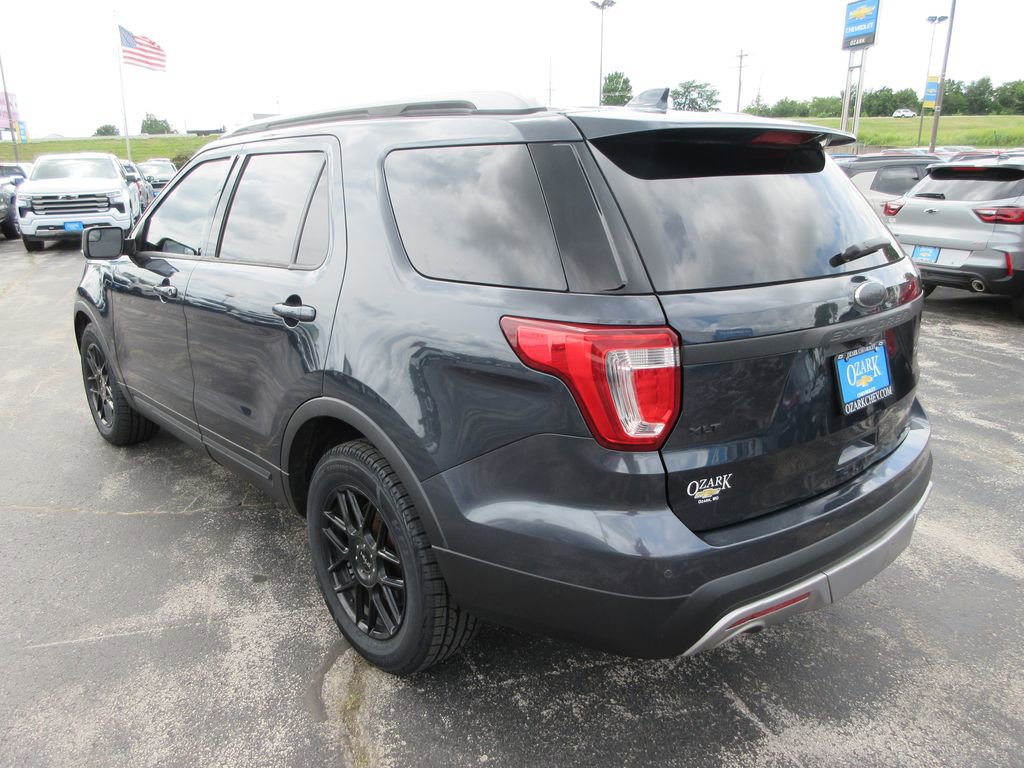 Used 2017 Ford Explorer XLT w/ Equipment Group 202A FWD image 3