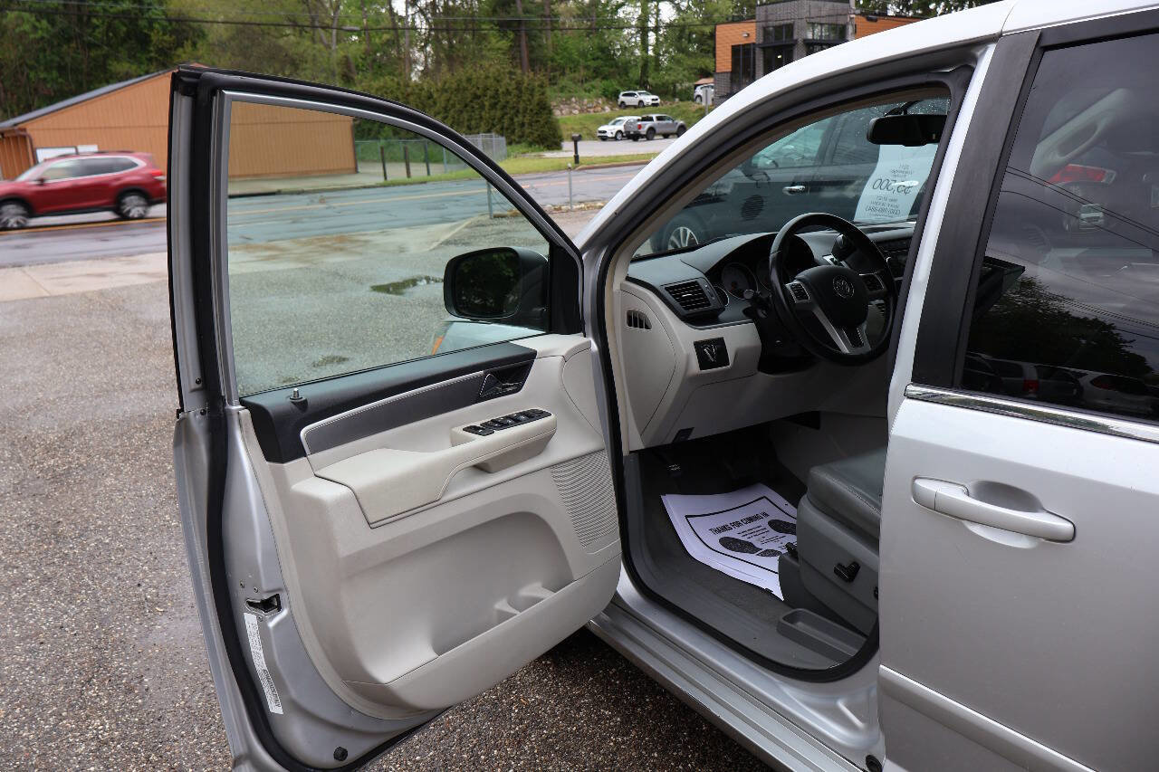Used 2011 Volkswagen Routan SE FWD image 14