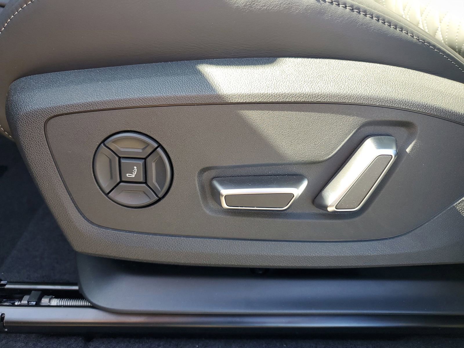 New 2025 Audi SQ6 e-tron Premium Plus image 23