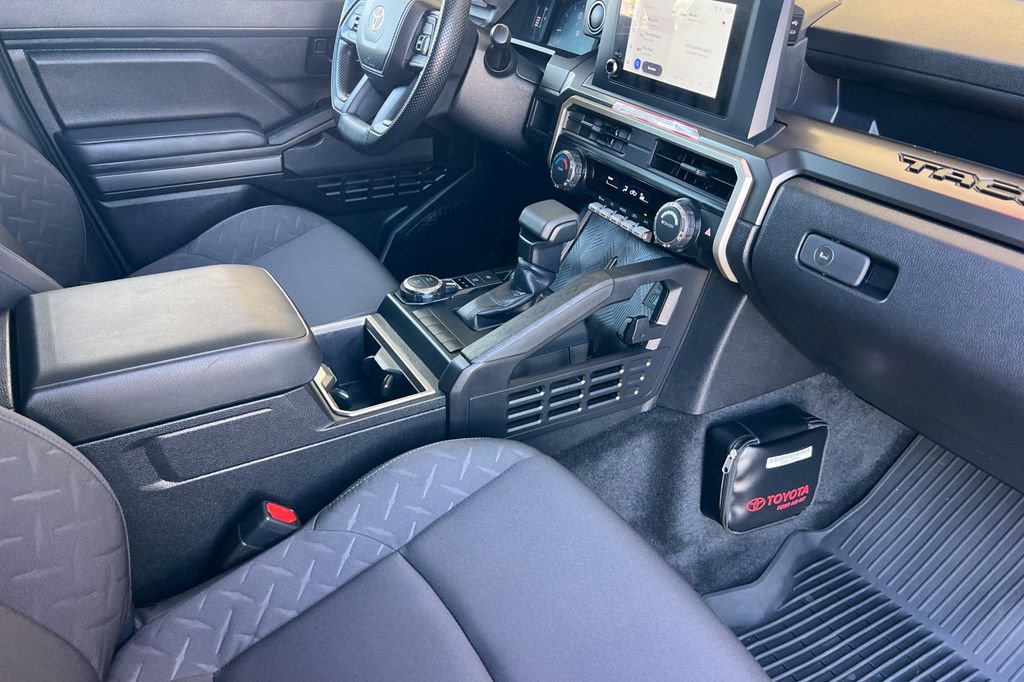Certified 2025 Toyota Tacoma SR5 AWD/4WD image 19