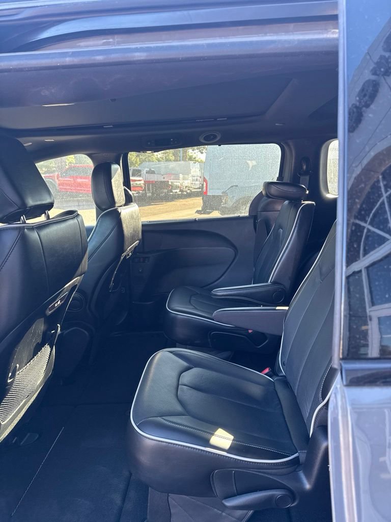 Used 2025 Chrysler Pacifica Limited FWD image 5