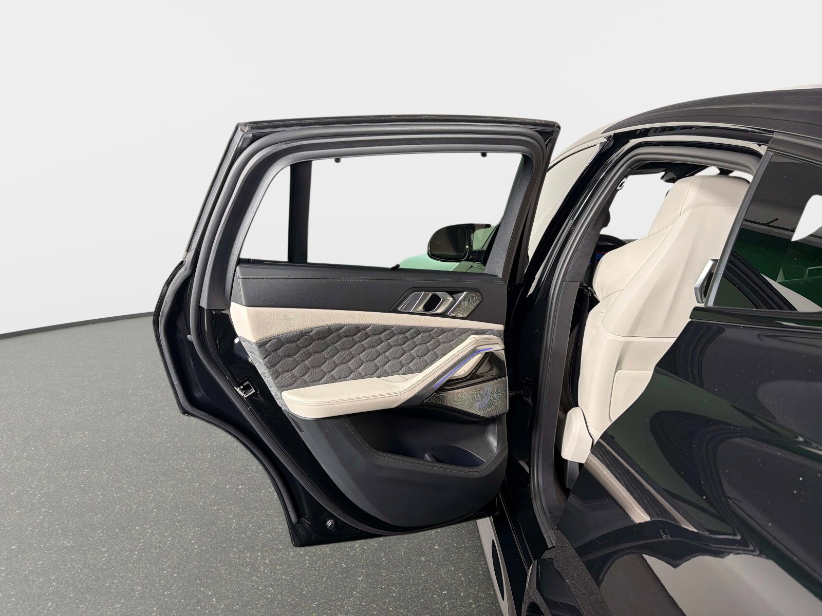 Used 2024 BMW X6 M Competition image 29