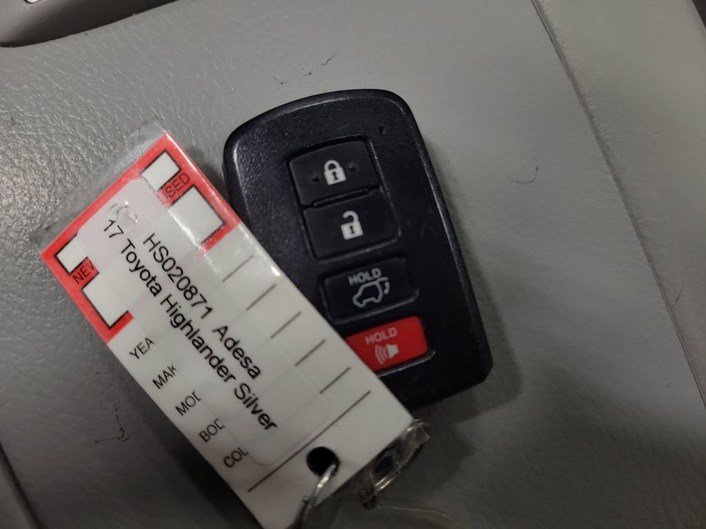 Used 2017 Toyota Highlander XLE image 16