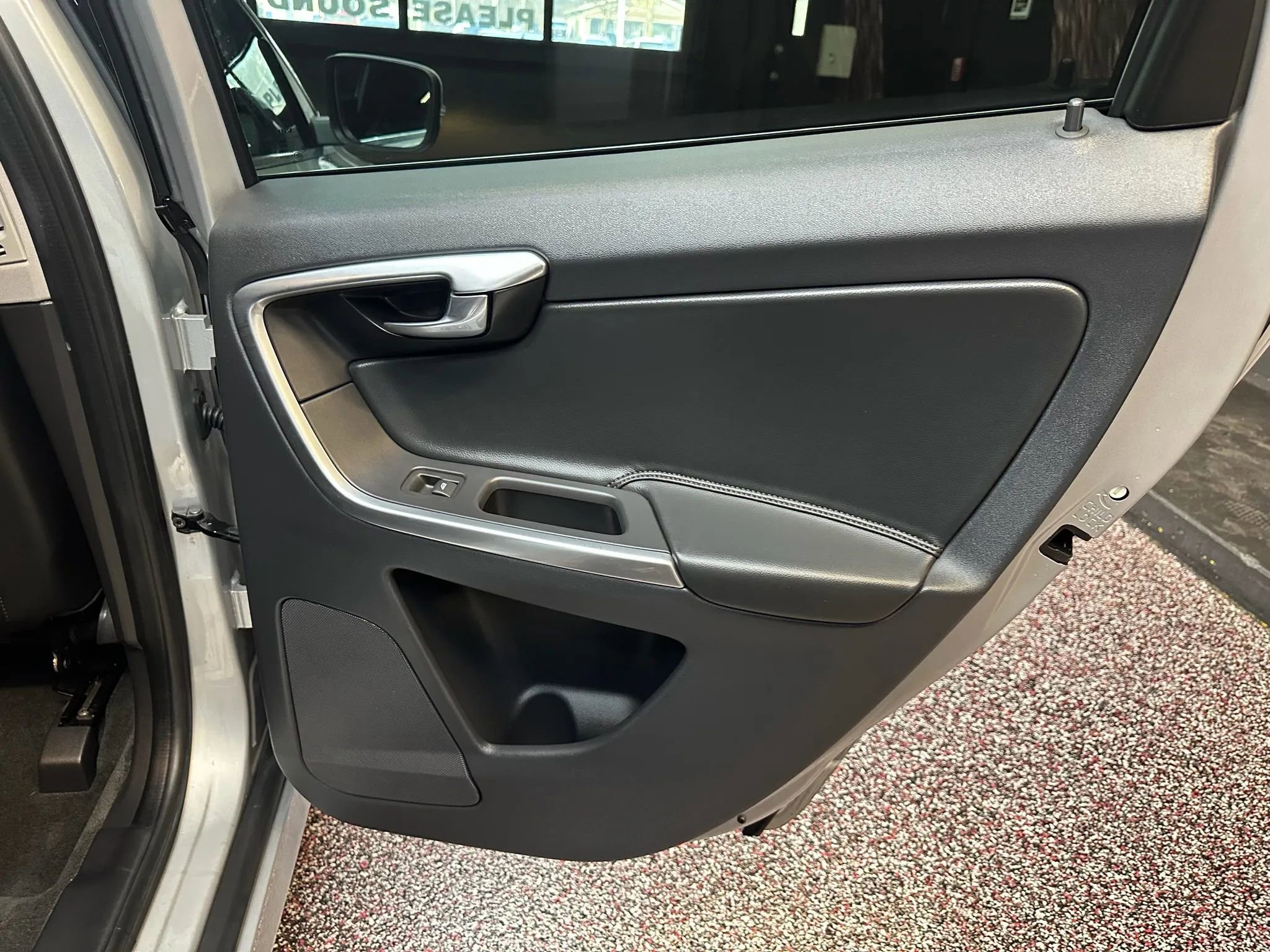 Used 2016 Volvo XC60 T6 w/ Proximity Package image 26