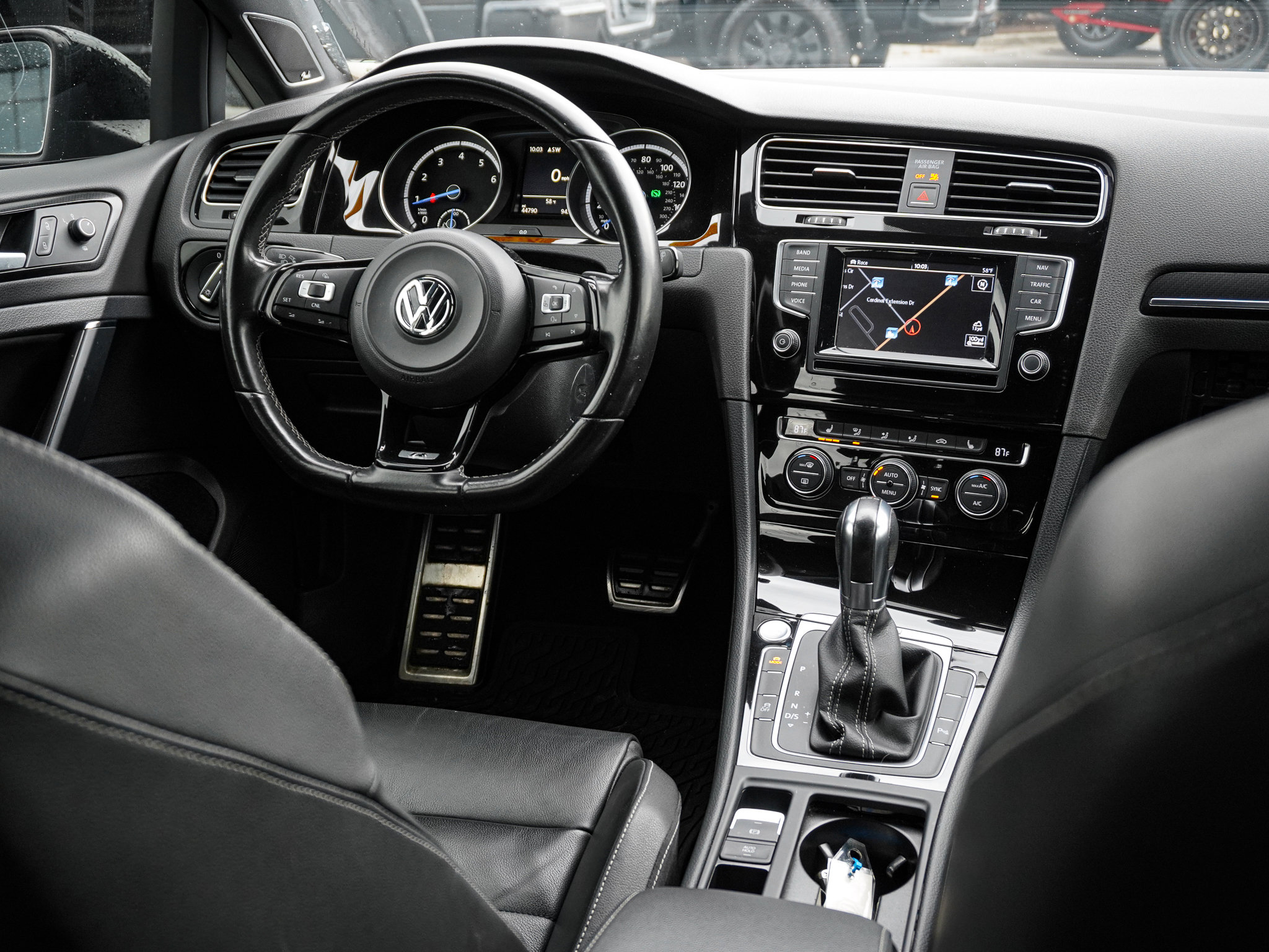 Used 2015 Volkswagen Golf R 4-Door image 28