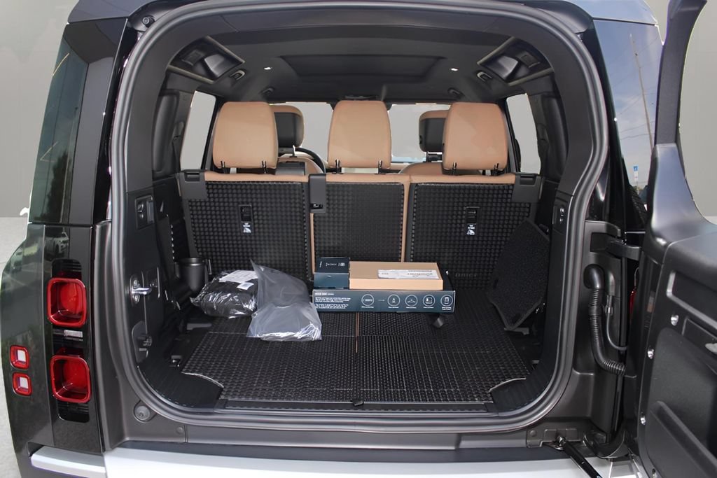 New 2025 Land Rover Defender 110 S AWD/4WD image 16