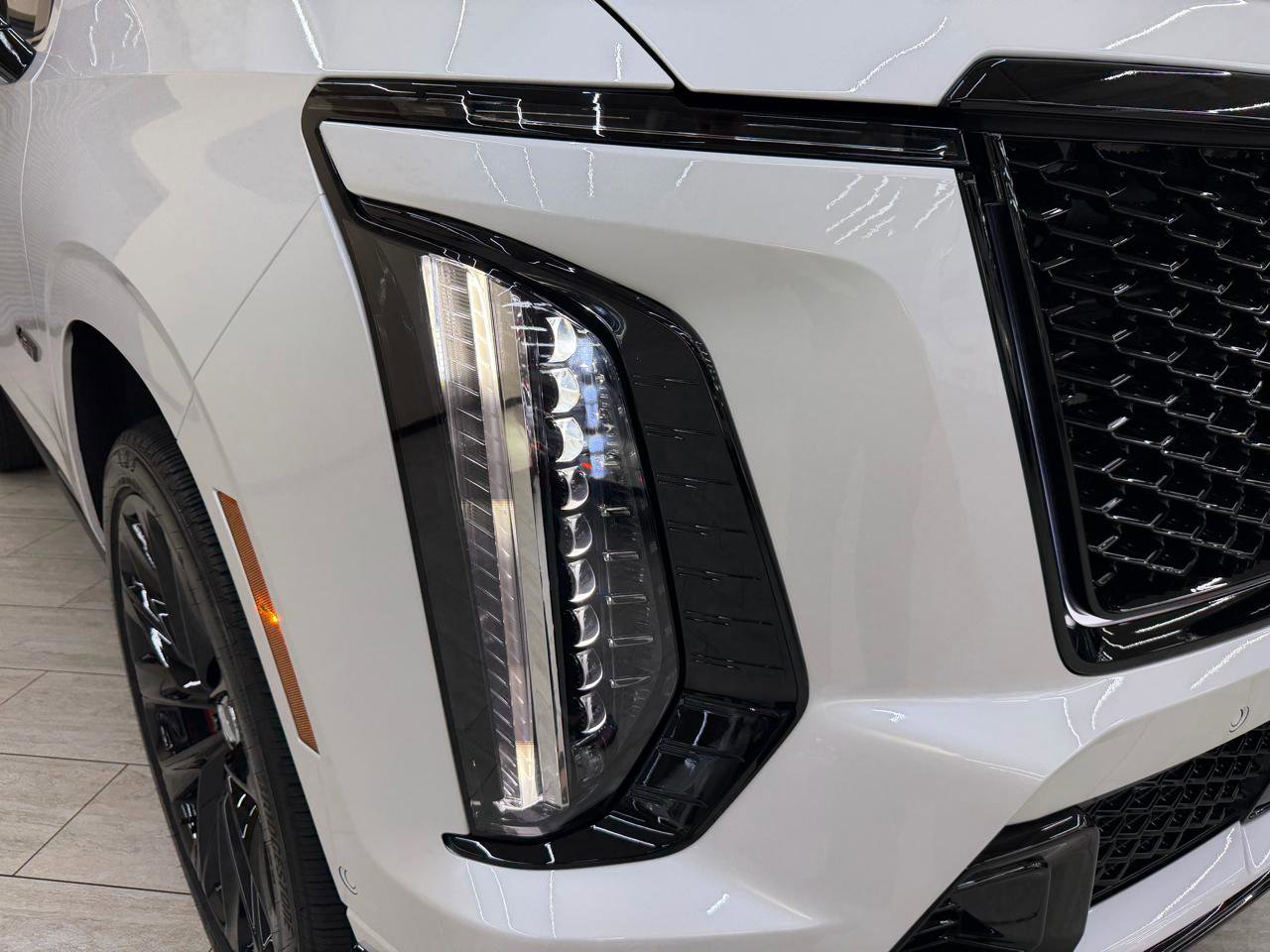 Used 2025 Cadillac Escalade V w/ LPO, ONYX Package image 18