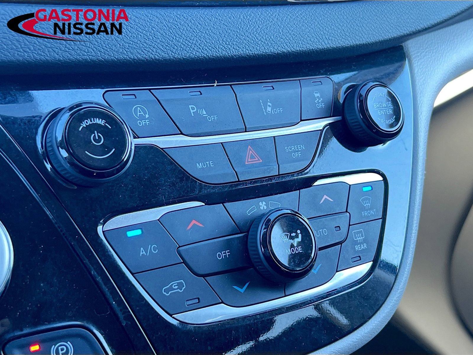 Used 2023 Chrysler Pacifica Touring-L image 19