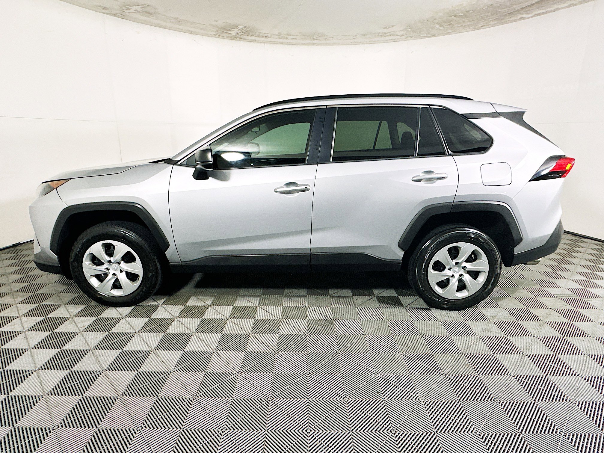 Used 2021 Toyota RAV4 LE FWD image 6
